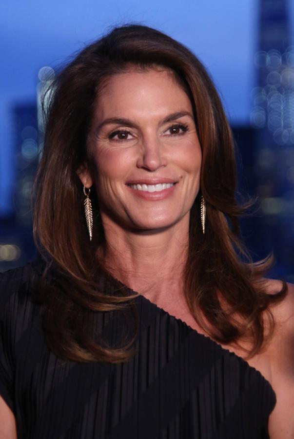 No es actriz, pero es igual de conocida. La supermodelo de los 90, Cindy Crawford, de 52 años, continúa luciendo la melena con la que conquistó las pasarelas cuanto era una adolescente. Su cabellera parece intacta. A lo largo de los años apenas ha variado su longitud y color.