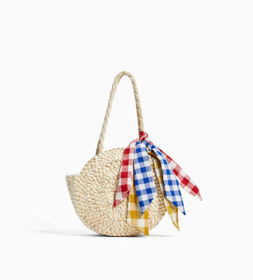 Las cestas redondas son perfectas para la playa pero grandes para ciudad. Esta tiene el tamaño perfecto para las más cosmopolitas. Si no te atreves con las prendas de niñas, empieza por un bolso como este