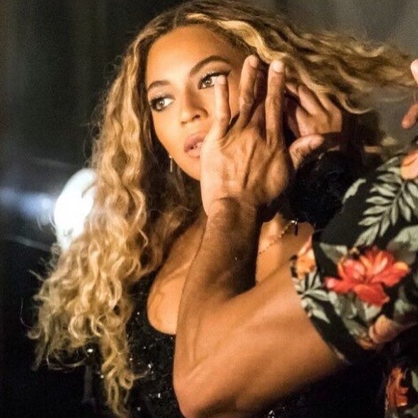 2. Usa tu calor corporal. Antes de extender el corrector, Sir John lo coloca en el dorso de la mano y lo calienta con la yema de los dedos. De esta forma se aligera su consistencia y queda como una segunda piel.