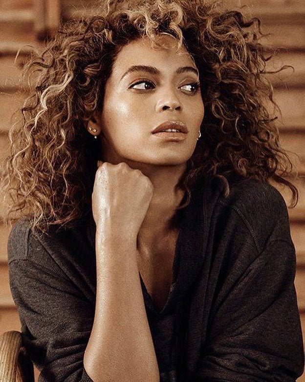 4. Reutilizar una base que no encaja con el tono piel. Qué rabia da comprar una base y que, al llegar a casa, no sea el tono adecuado. Sir John sabe cómo reciclarlos. Si es muy oscuro, aplicar como bronceador o en un maquillaje con 'contouring'. Si es demasiado clara, como iluminadora o como base para el párpado: hará que las sombras parezcan más luminosas.