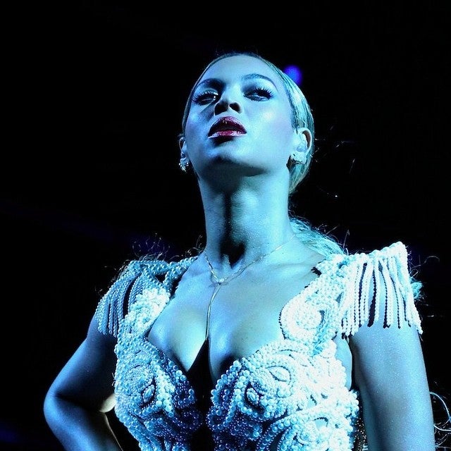 6. Labios protagonistas. Consejo de Sir John: cuando no hay demasiado tiempo para un maquillaje completo, la mejor opción es optar por enfocar la atención en los labios eligiendo colores llamativos, de un azul tinta a un naranja discreto. Darás la impresión de estar totalmente maquillada. Truco extra:los tonos con base de azul hacen que los dientes parezcan más blancos.