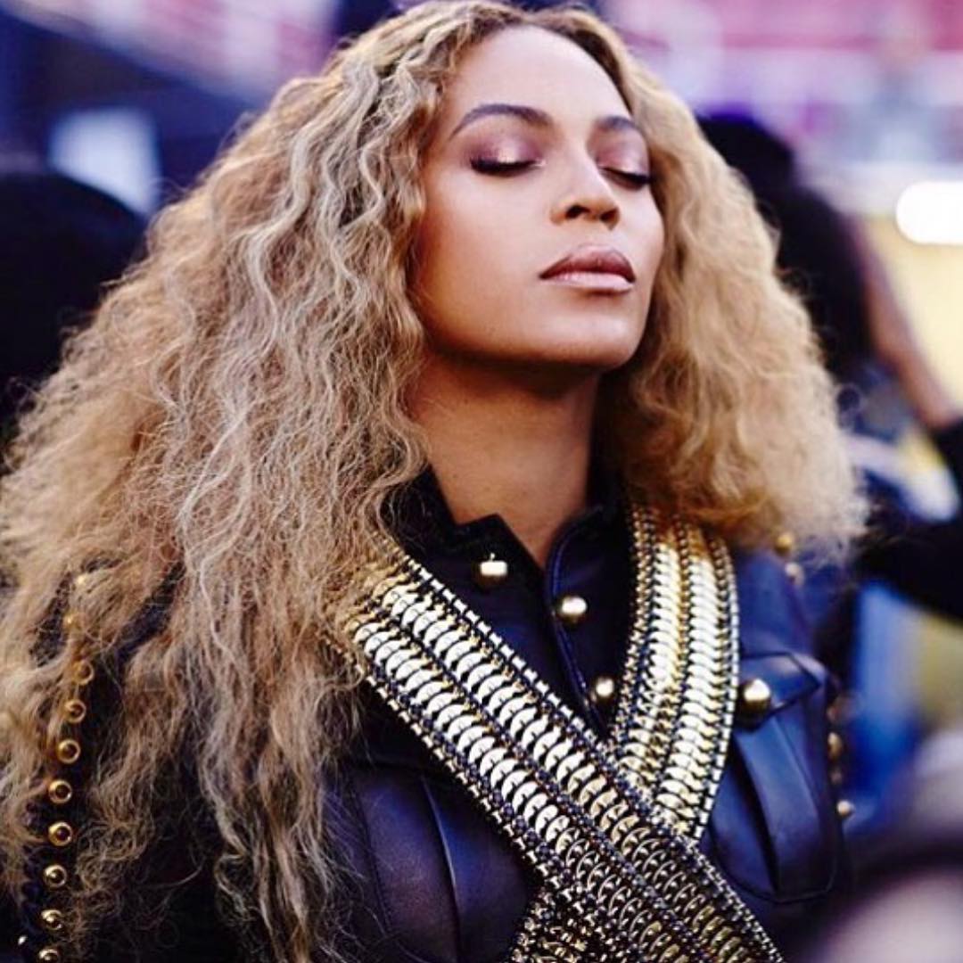 8. El secreto de la durabilidad: las capas. La técnica de Sir Johm para un maquillaje inamovible es la siguiente. Para lograr una piel mate, que no brille por el exceso de grasa o calor, Sir Johm utiliza como base una hidratante matificante, que controla perfectamente los brillos y confiere un acabado casi de polvos. A continuación, busca superponer capas con el menor peso posible: una base líquida, polvos para sellarla, colorete en crema, más polvos, eyeliner y de nuevo la sombra también en polvo.