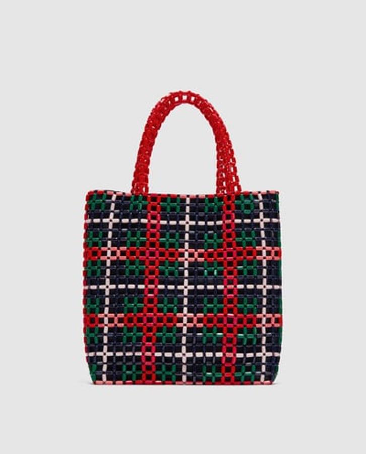 Bolso shopper de colores con abalorios, 35,95 euros.