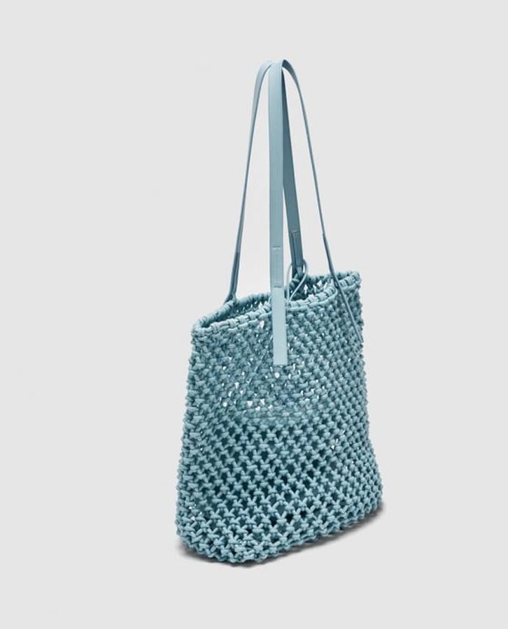 Shopper con tejido de nudos en azul, 25,95 euros.
