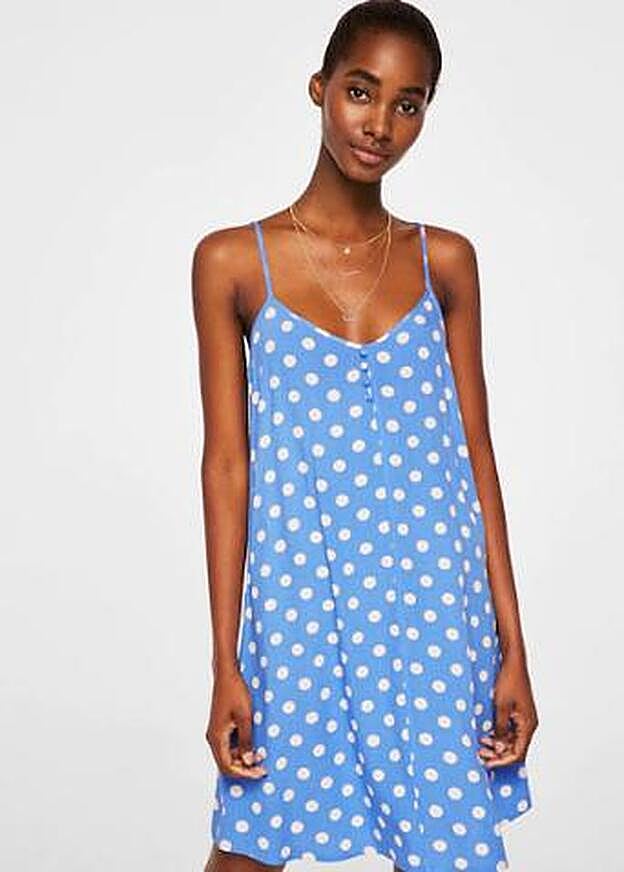 Vestido corto y fluido de tirantes azul con estampado de topos blancos.