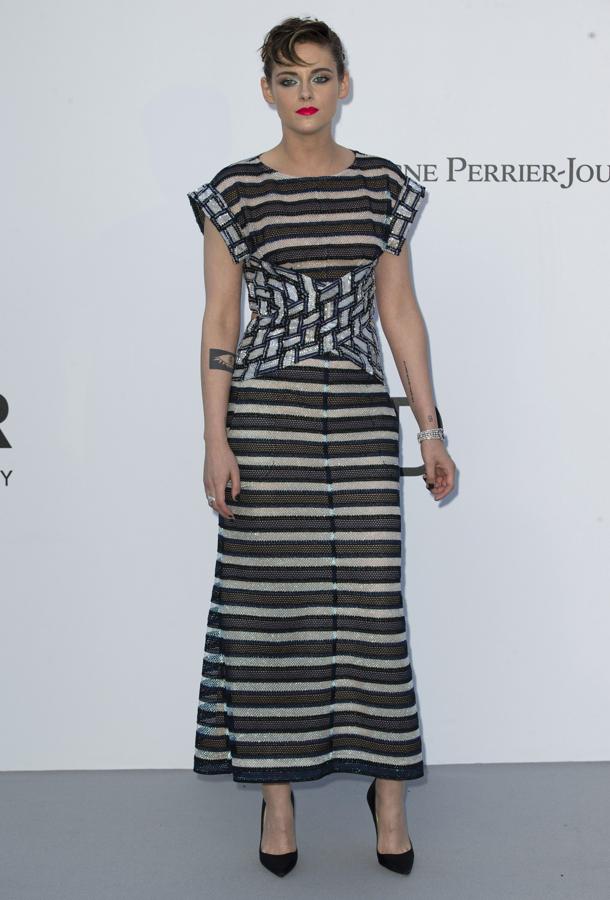 Kristen es imagen de Chanel y fiel a la marca, eligió un vestido de rayas de la colección Crucero 2019 de la firma francesa