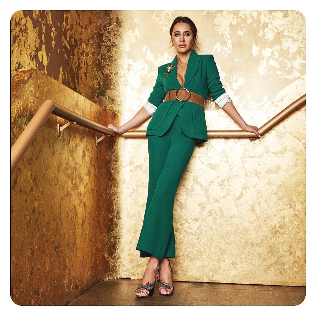 Aunque es de dominio público que ejerce como consultora de moda informal de Markle, y que le ha recomendado todo tipo de profesionales en Londres, desde manicura hasta clases de yoga, la oficina de Mulroney persiste en su actitud de no confirmar ni negar nada que se refiera a la inminente novia. Sea como fuere, Jessica y sus tres hijos, los gemelos Brian y John, de siete años, y su hija pequeña Ivy, de 4, están ya en Londres, preparándose para las reales nupcias.