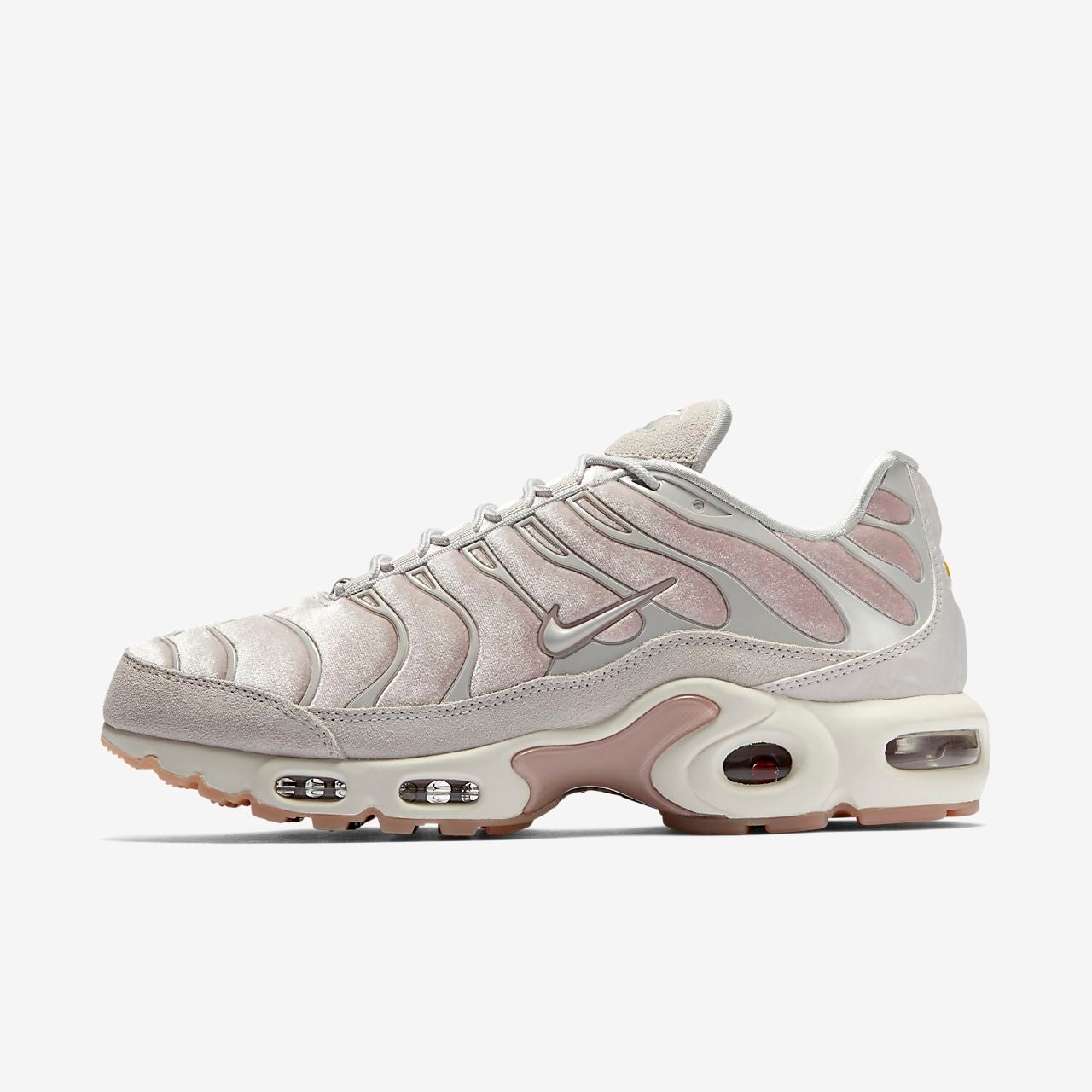 Nike Air Max Plus Premium. Amortiguación 'Tune Air' para una máxima comodidad de la mañana a la noche. Precio: 170€