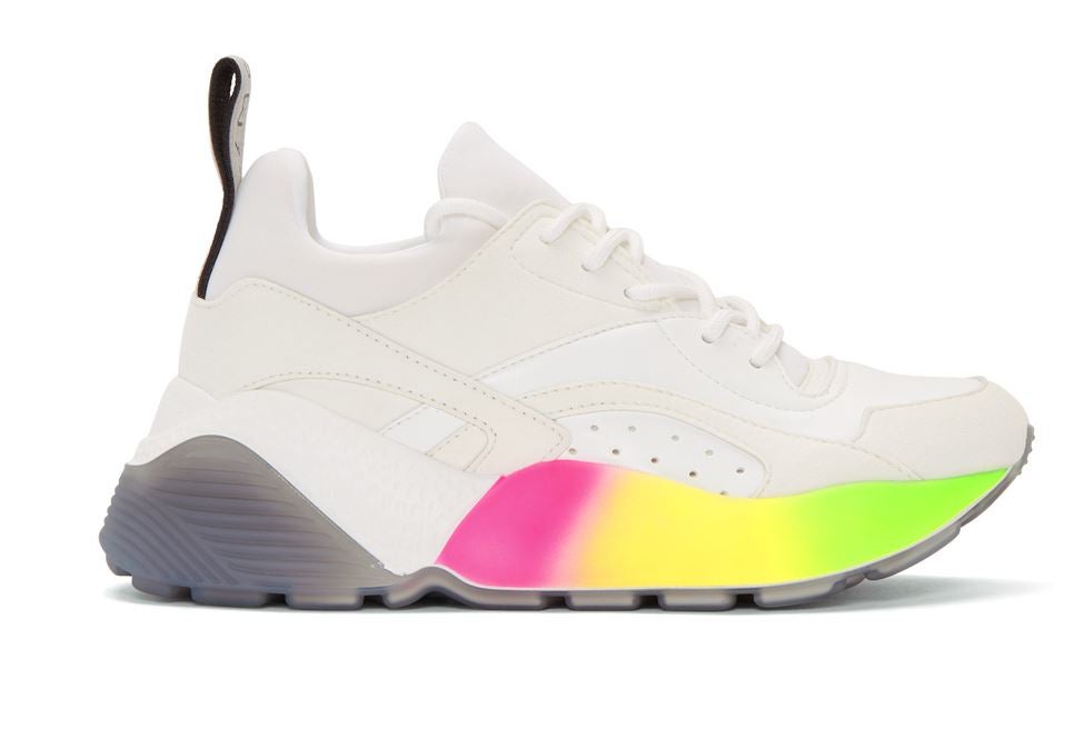 Stella McCartney. White Gradient Eclypse. La diseñadora británica siempre encuentra una manera de hacer suya la tendencia, en este caso las zapatillas contundentes de moda en los 90. Precio: 495€