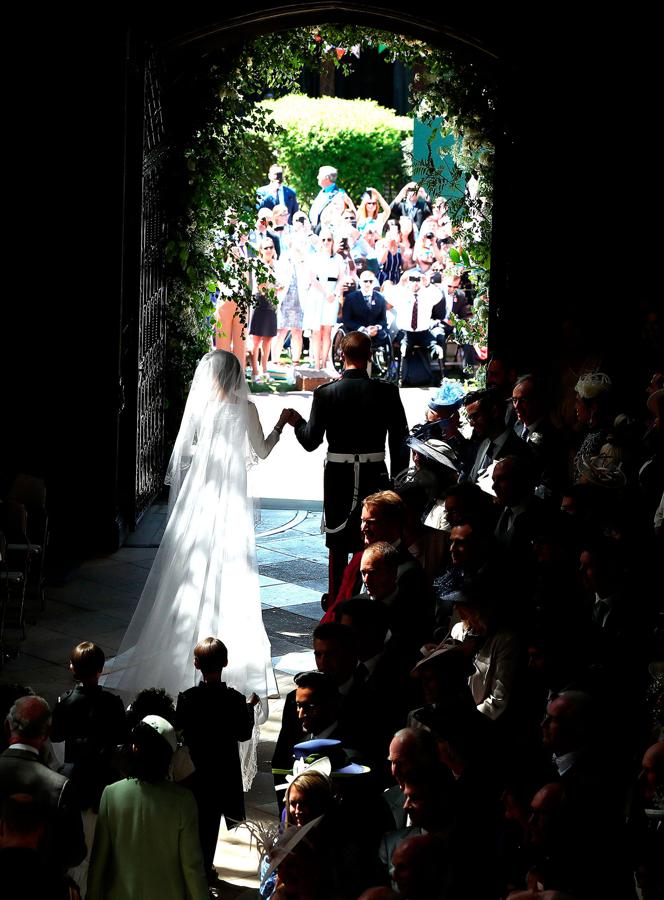 Los novios, el príncipe Harry y Meghan Markle, saliendo de la capilla de San Jorge.