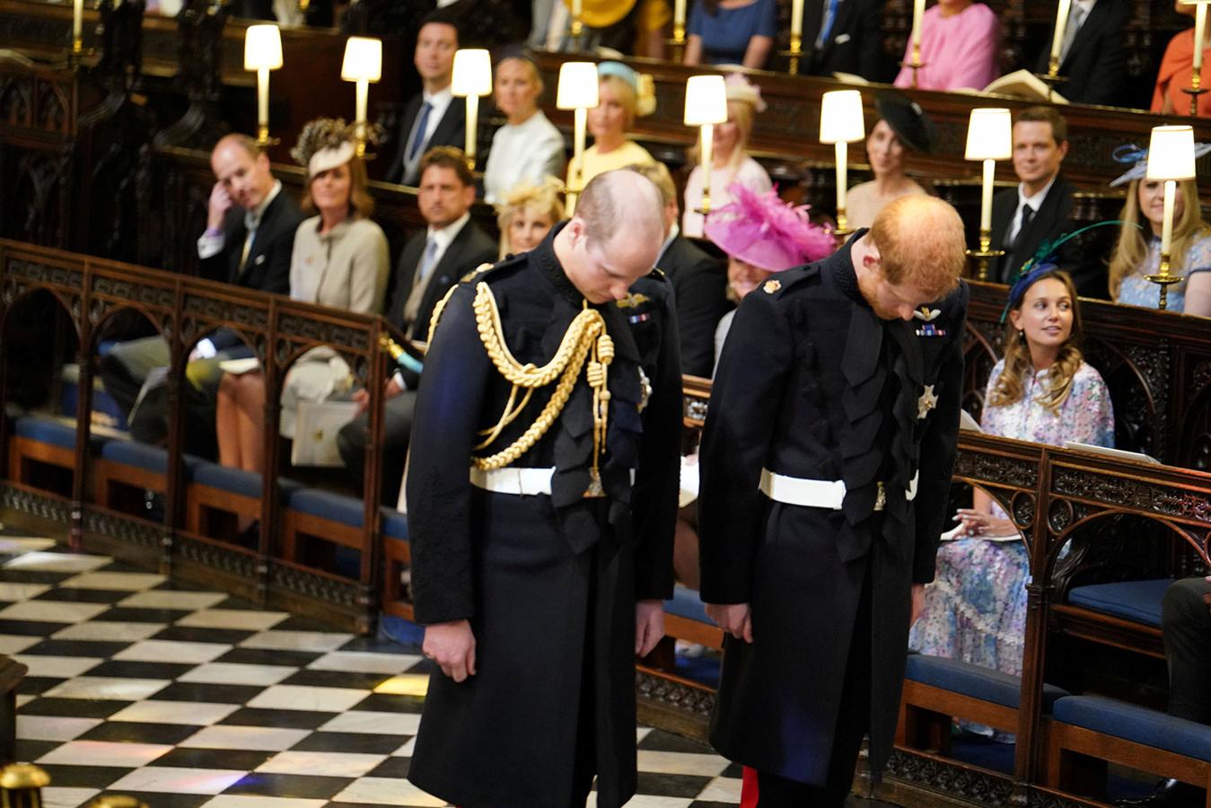 Los príncipes Harry y Guillermo a su llegada a la capilla de San Jorge, donde el primero iba a casarse con Meghan Markle.