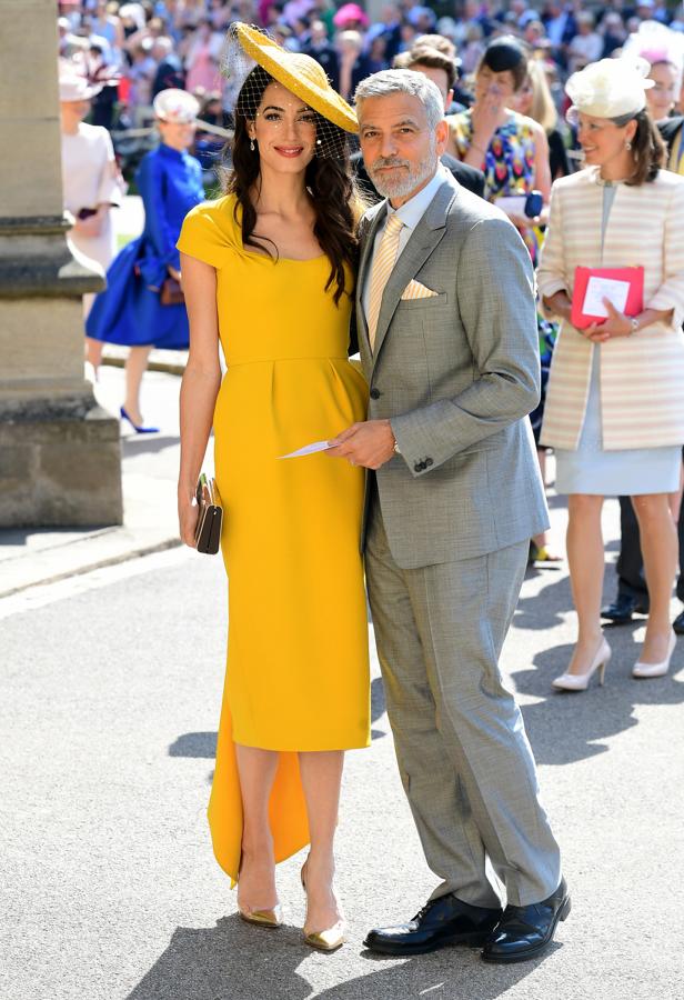 Clooney fue uno de los pocos en arriesgar. Lució traje gris y lo en combinó con camisa azul y corbata a franjas de un amarillo más pálido que el del vestido de Amal, su esposa.