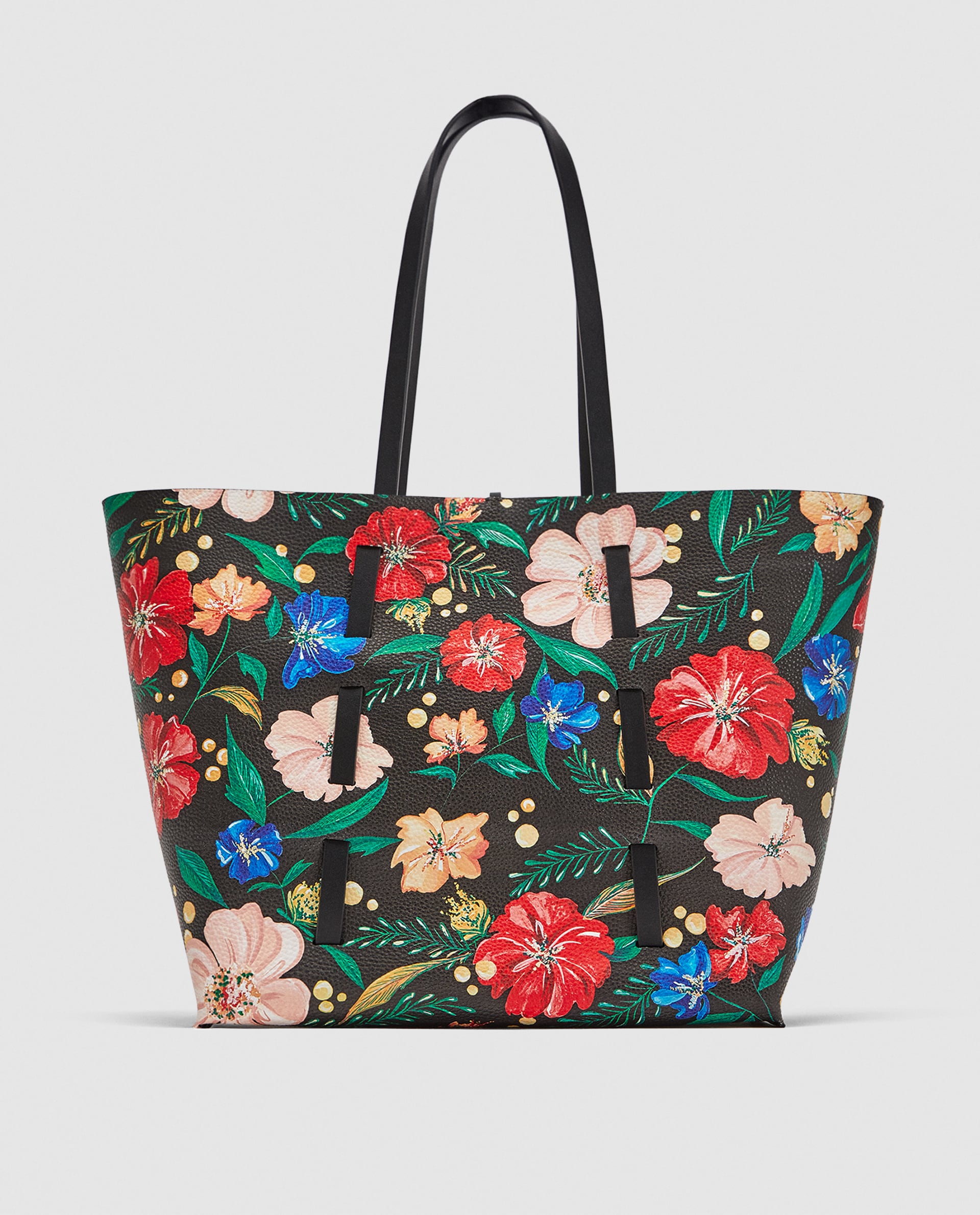 Shopper reversible de flores de Zara: 22,95 euros.
