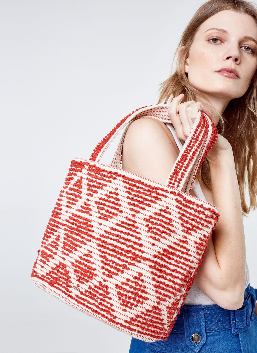 Bolso de yute con pompones de Bershka: 9,99 euros.