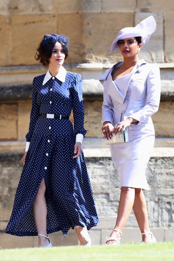 La actriz Priyanka Chopra (derecha), una de las mejores amigas de Meghan Markle, tenía todas las papeletas para ser una de las más elegantes de la boda real, pero no ha sido así. Su dos piezas de Vivianne Westwood (bravo por el guiño 'british'), no solo no le favorecía la silueta, sino que, además, le sumaba años. Una lástima, porque sus complementos (tocado de Philip Treacy, clutch de Dior y zapatos de Jimmy Choo para Off White) eran todo un acierto. Y ella es guapa a rabiar...