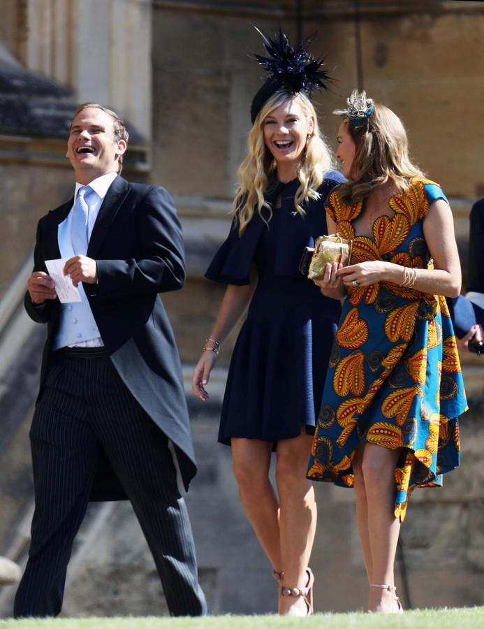 La ex novia del Príncipe Harry, Chelsy Davy  (en el centro de la foto), se pasa con el corto de su vestido, que para una ceremonia religiosa, y más tratándose de una boda real, debería ser por debajo de la rodilla.