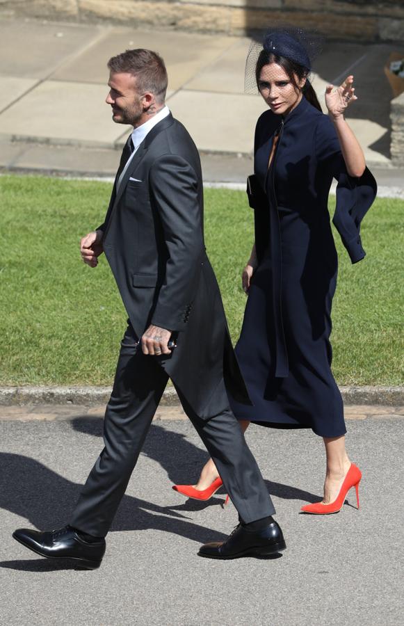 Victoria Beckham se ha mantenido fiel a su estilo minimalista, y ha apostado por un look de inspiración azafata de su propia firma. En azul noche con tocado a juego, la diseñadora ha añadido la nota de color con sus salones rojos.