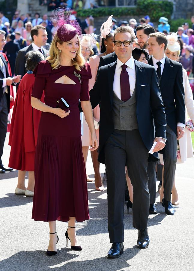 La actriz australiana está casada desde hace 14 años con Gabriel Macht, el protagonista de Suits. Y a la boda ha acudido de un favorecedor granate oscuro que remata con este tocado píldora de velo en nudo. Y sí, va todo a juego con la corbata de su marido. ¡Encantadores!
