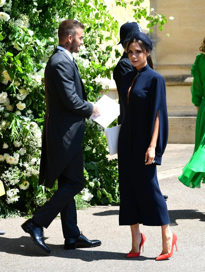 Posíblemente la invitada que más espectación ha causado. Victoria Beckham nos sorprendía a todos con este elegante vestido azul marino con aberturas en las mangas y en el escote, un diseño que firma ella misma. Para dar un toque de color al look, ha elegido stilettos color coral.