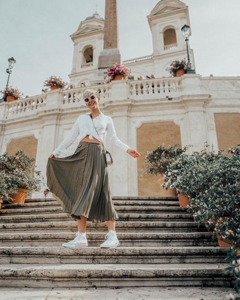 Las Converse son las mejores aliadas de Laura porque se las pone en muchos de sus looks... Aquí las lleva con una falda midi de Asos que conjunta con una blusa blanca de manga larga.