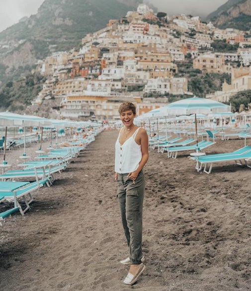 Gracias a que Laura ha sido elegida embajadora de Stradivarius hemos podido verla con numerosos looks de la marca española... Este en concreto nos gusta mucgo. Todo lo puedes conseguir en la web de Stradivarius (si es que no se ha agotado ya...).