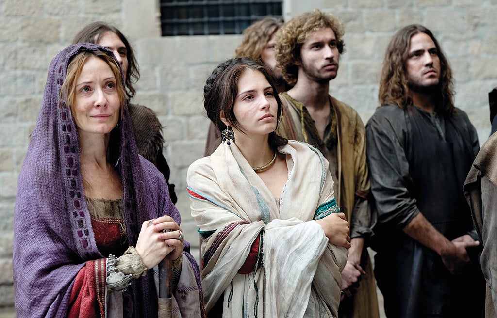 Joven y hermosa payesa, soñaba con llevar una vida feliz junto a Bernat, pero sus sueños se rompieron el mismo día de la boda. Violada por el señor de las tierras que ejerce con ella el derecho de pernada, Francesca pierde la ilusión y se convierte en una mujer amargada que no puede perdonar a su marido que no la protegiera. Incapaz de volver a sentir, humillada y apaleada por los hombres, huirá de su tierra dejando a su hijo detrás para tomar las riendas de su vida y montar su propio negocio.