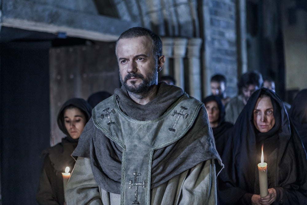 Humilde sacerdote del barrio de la Ribera, ha dedicado su existencia a los pescadores y bastaixos. Su vida está ligada al templo que se construye en el barrio. Ayuda a Arnau desde que era niño y también a Joan, al que introduce en la escuela eclesiástica para que pueda estudiar.