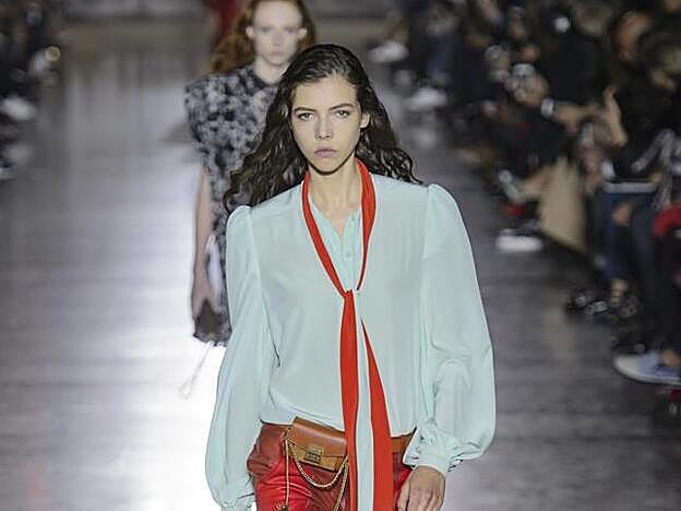 La diseñadora no ha dejado de lado ese toque bohemio al que nos tenía acostumbrados en Chloé