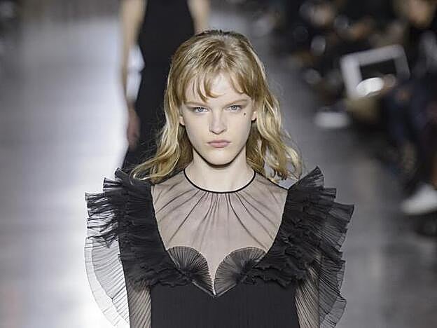 Puede que en Givenchy Clare Waight Keller también consiga un ejército de fans femeninas