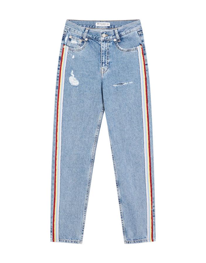 Jeans estilo 'mom fit' con banda lateral, 29,99 euros.