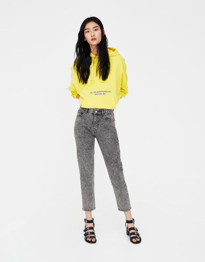 Jeans 'mom fit' básicos, 19,99 euros (disponibles en varios colores).