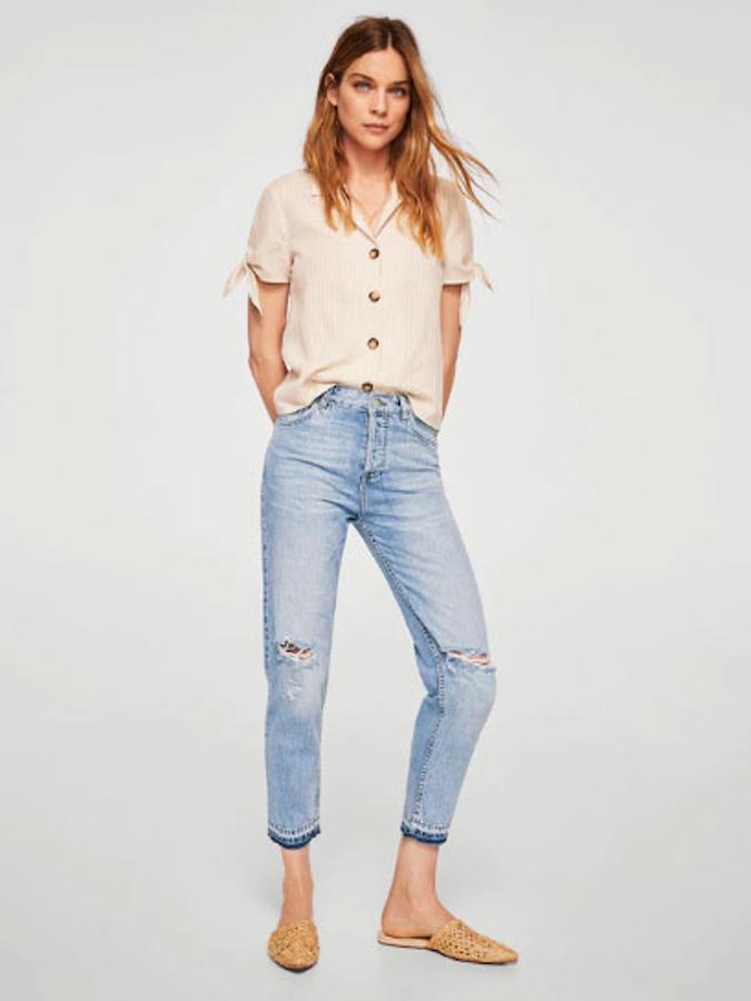 Vaqueros 'relaxed mom' con roturas en las rodillas, 29,99 euros.