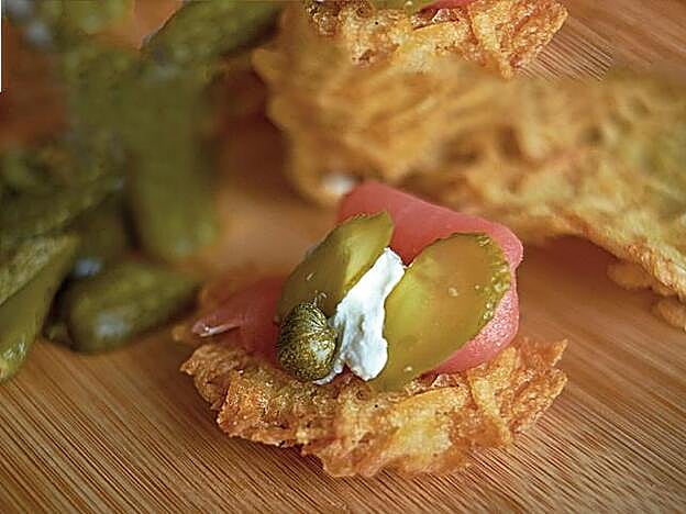 Este es nuestro 'rosti' de patata, salmón y encurtidos.