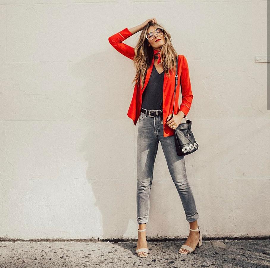Tezza, más conocida en Instagram como: @tezzamb, con un look 'casual' perfecto para diario con 'jeans' grises, sandalias color crema, camiseta básica negra y una llamativa americana en color rojo. El toque estrella de este 'look': un pañuelo atado al cuello y a juego con la americana.