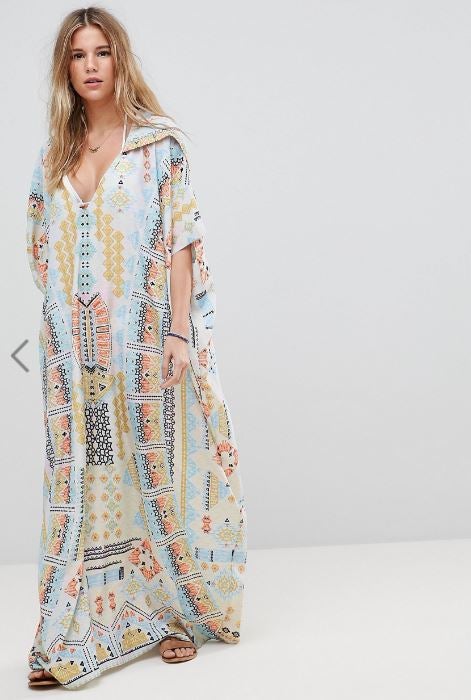 El toque hipster, de Island Stories. Está rebajado a más de la mitad de su precio, y eso es buenísima noticia, porque el estampado es maravilloso y la capucha le añade un toque original. Solo un pero: ¡lavar en seco! Precio; 105,99€