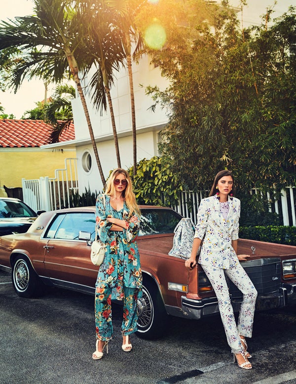 A la izquierda, pantalón, chaqueta y top de Intimissimi; bolso y sandalias de Roberto Cavalli; y gafas de Mó de Multiópticas. A la derecha, total look de Max Mara y pendientes de Mercedes Salazar.