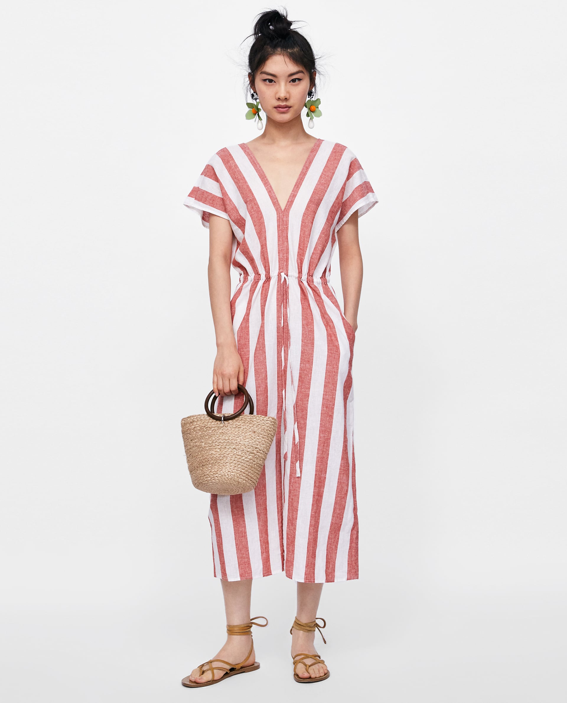 A rayas, de Zara. Este caftán tiene la particularidad de llevar la cintura ceñida con un lazo ajustable, con lo que podemos jugar a llevarlo como caftán o como vestido. Precio: 29,95€