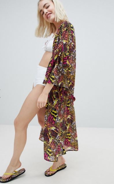 Selvático, de Monki. Aquí lo vemos como un batín, pues tiene la versatilidad de abrirse completamente. Pero cerrado también funciona. Precio: 40,99€