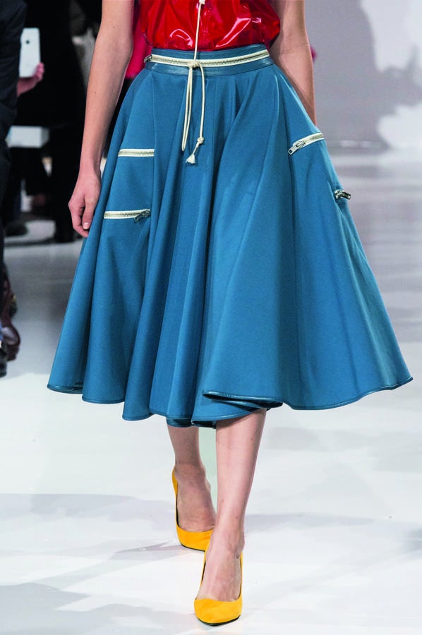 Raf Simons revivió las faldas acampanadas. El diseñador presentó en su colección primavera-verano 2018 faldas anchas con movimientos y cremalleras.