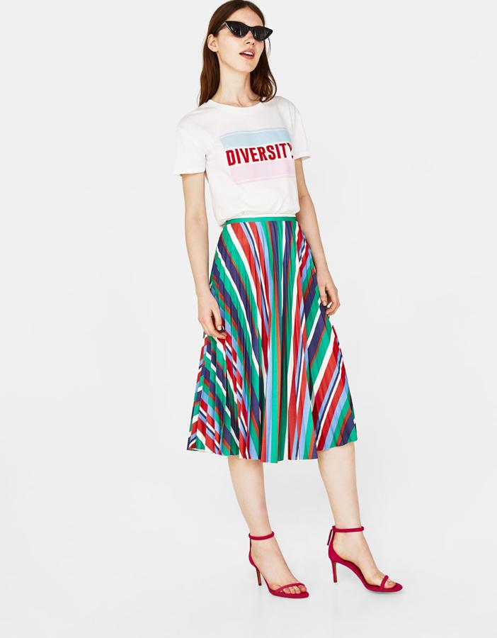 Las faldas midi (por debajo de la rodilla, pero que no llegan hasta los pies) llegaron para apoderarse de las calles. Mientras más colores y más movimiento tengan, mejor. Precio: 25,99 euros.