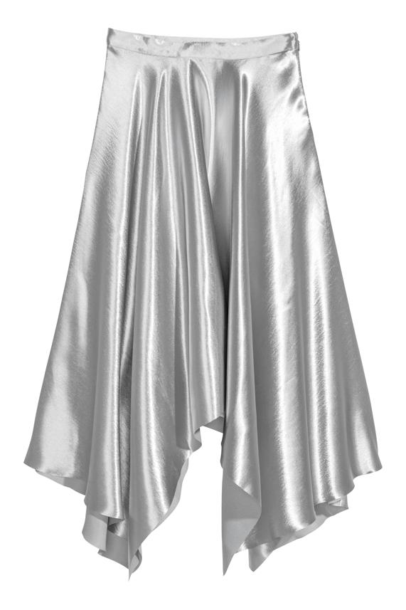 Las faldas asimétricas y de colores brillantes son otras que dirán presente esta temporada. Precio: 29,99 euros