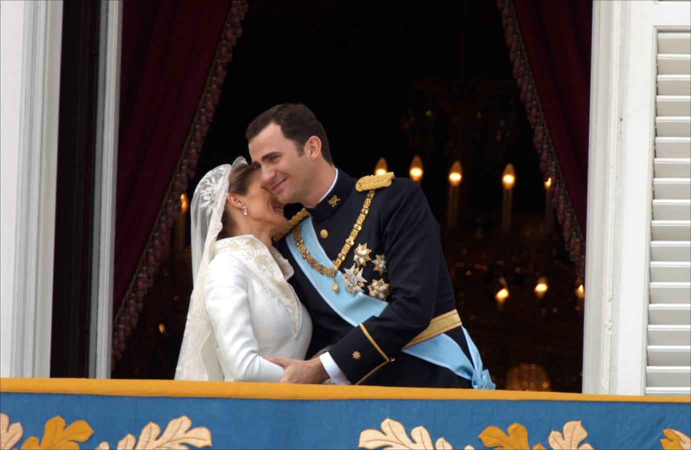 Los Reyes se casaron un lluvioso 22 de mayo de 2004, y en el balcón del Palacio Real nos dejaron imágenes tan llenas de amor y felicidad como esta.