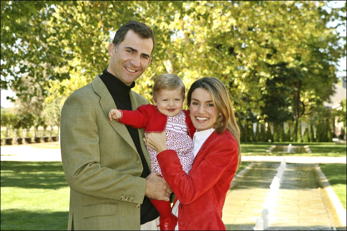 Don Felipe y Doña Letizia rebosan felicidad y amor en esta foto con su primera hija, la pequeña Leonor.