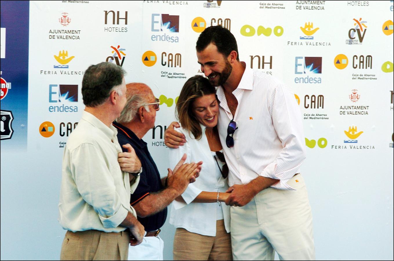 Durante las regatas de la Copa de la Reina de 2004, los nuevos marido y mujer nos dejaron imágenes tan románticas (y poco habituales) como esta.