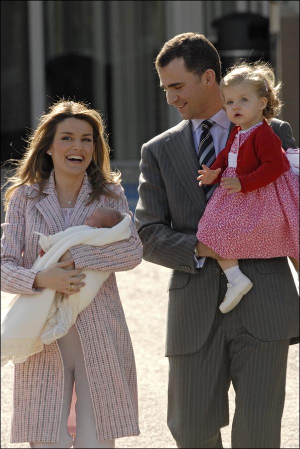 Solo un año después nacía Sofía: don Felipe y doña Letizia, junto a sus dos hijas, son la viva imagen de la felicidad.