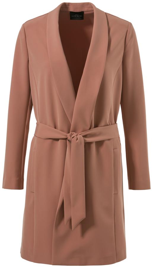 Si por las noches refresca, esta chaqueta con cinturón no puede ser más del estilo de la duquesa, que durante todo el invierno ha llevado abrigos atados a la cintura