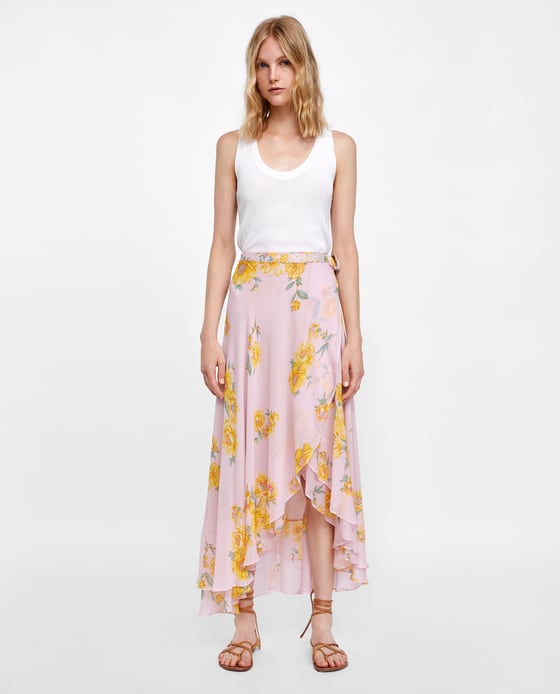 Con este estilo de falda puedes crear varios 'looks' desde el casual chic hasta conjuntos más formales. Los zapatos y accesorios te ayudarán a crear estilismos diferentes. Precio: 49,95