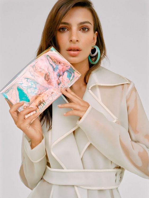 Una de las responsables de esta fiebre por el 'lucite' y sus efectos transparentes es Emily Ratajkowski, imagen de la nueva colección de la firma de joyería Alison Lou llamada precisamente “Loucite”y compuesta por doce aros de este material en colores veraniegos.