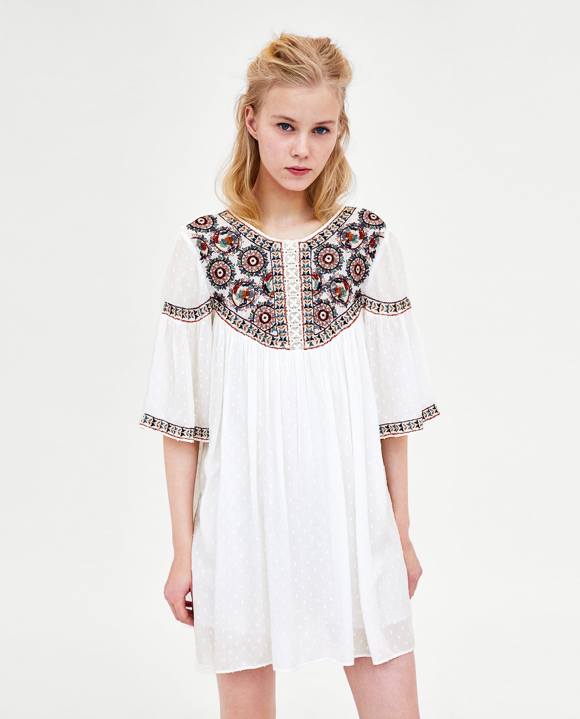 Plumeti y bordados, de Zara. Las tallas XL en Zara vuelan, sobre todo en diseños como este que no van ajustados al cuerpo y quedan bien un poco más allá de la 44. Precio: 29, 95€