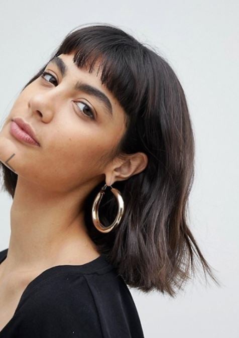 Los aros dorados siguen en casi todas las tiendas de 'fast fashion', incluso en versión plateada. En Asos.